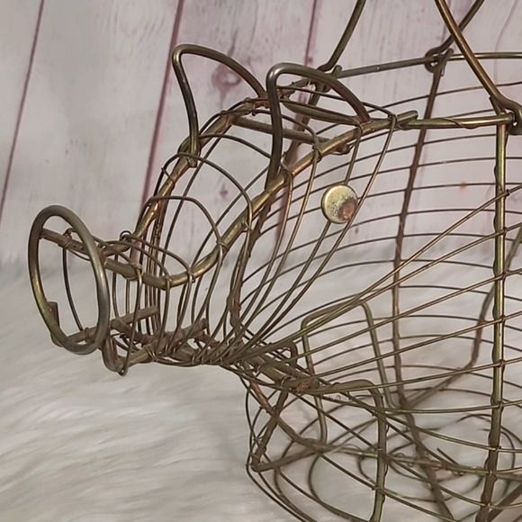 Vintage Rustic Metal Wire Farmouse Pig Piggie Egg Basket With Handles Gold Tone - Picture 10 of 15